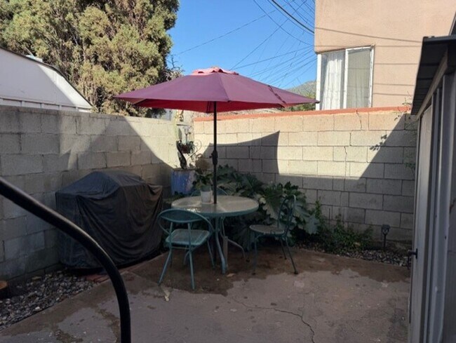 Building Photo - 1055 Thompson Ave