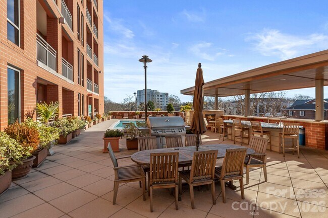 Building Photo - 701 Royal Ct