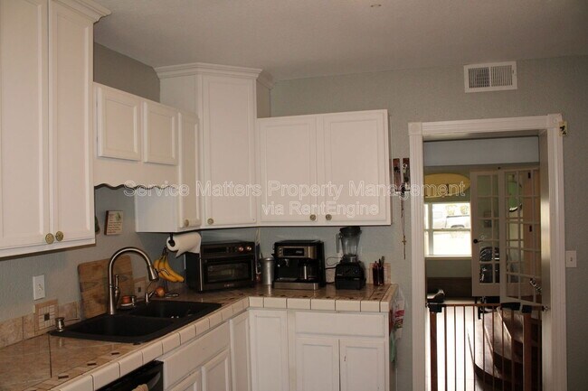 Building Photo - 1550 E Leonard St