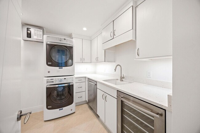 Building Photo - 6075 Pelican Bay Blvd