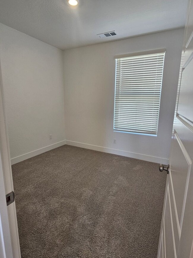 Building Photo - COMING SOON! Gorgeous 3/2 Town Home in Clovis with Solar!