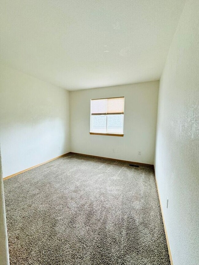Building Photo - Gorgeous 5 Bedroom 3.5 Bath House with 3 c...