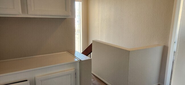 Building Photo - Great location!!!  3 bed 2 1/2 bath town h...