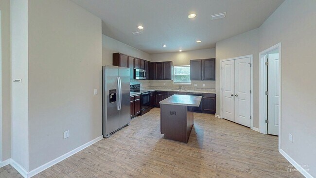Building Photo - Hammock Bay 4 bedroom 3 bath home - corner...