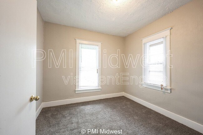 Building Photo - 130 N Gladstone Ave