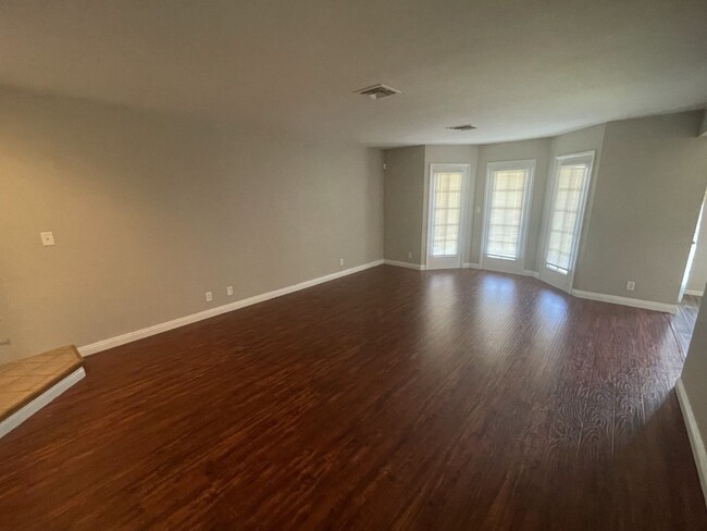 Building Photo - 3 Bed/ 2.5.Ba 2 story townhome , Gated Com...