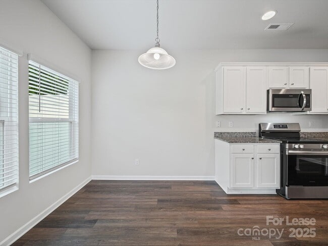 Building Photo - 914 S Battleground Ave
