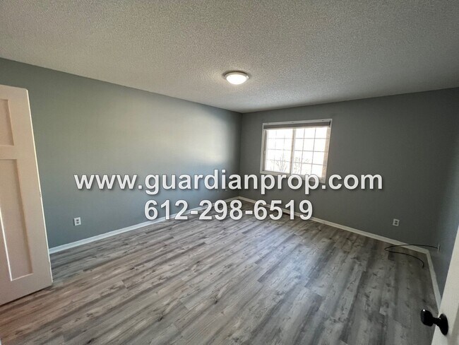 Building Photo - Woodbury Townhouse Available November 1, U...