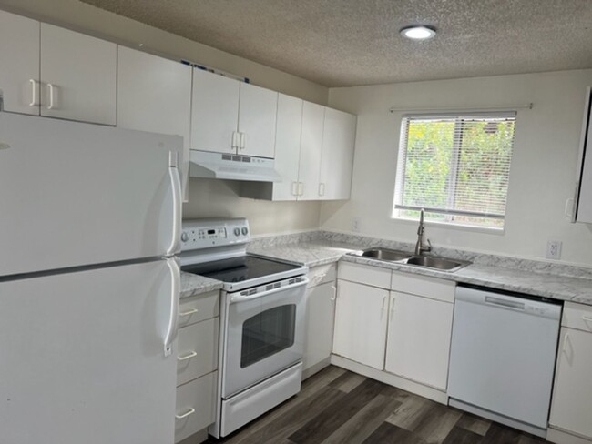 Building Photo - REMODELED 2 BEDROOM TOWNHOME