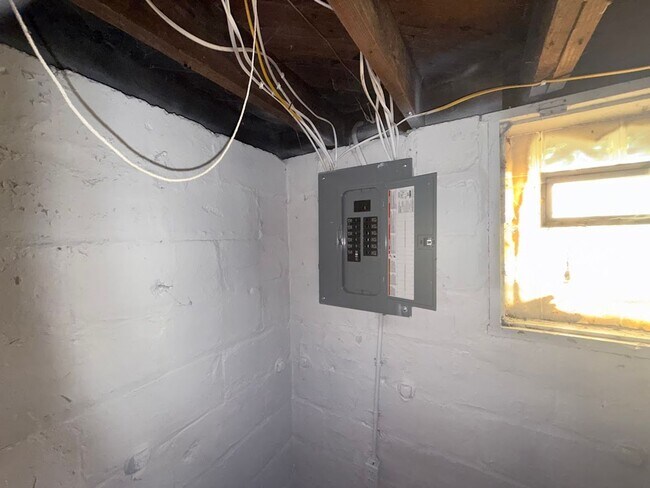 Building Photo - Open House Schedule Mon 9.1.25 @ 12:00pm, ...