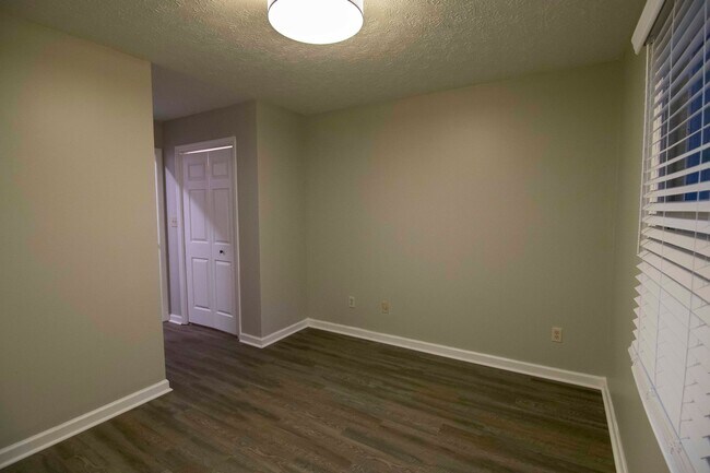 Building Photo - 4/2 apartment off of Milledge