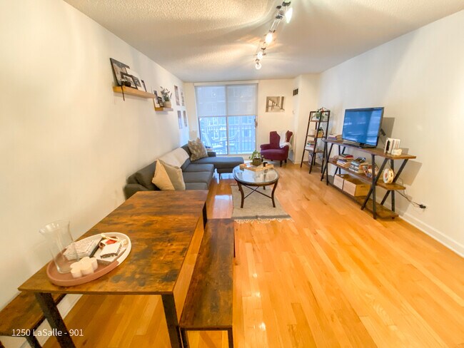Building Photo - 1250 N La Salle Dr