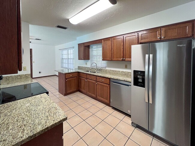 Building Photo - 3BR/2BA Pet Friendly Pool Home in McIntosh...