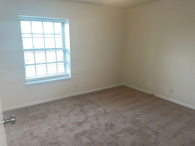 Building Photo - Cozy Two Bedroom Condo in Dilworth!