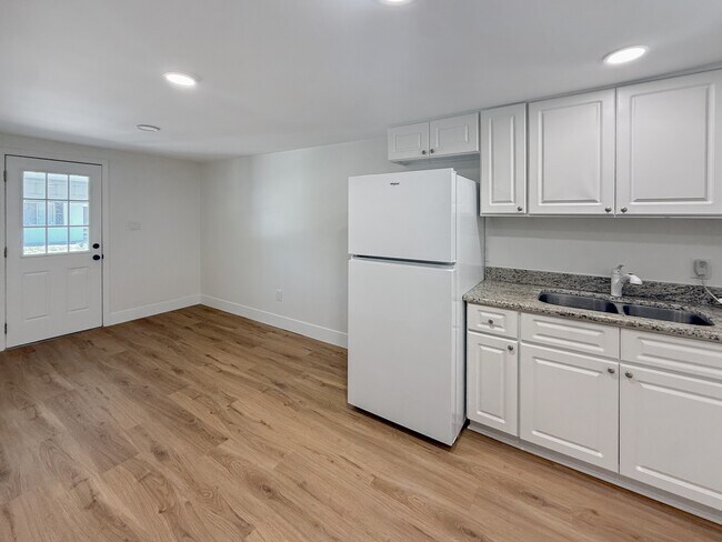 Building Photo - 204 2nd St