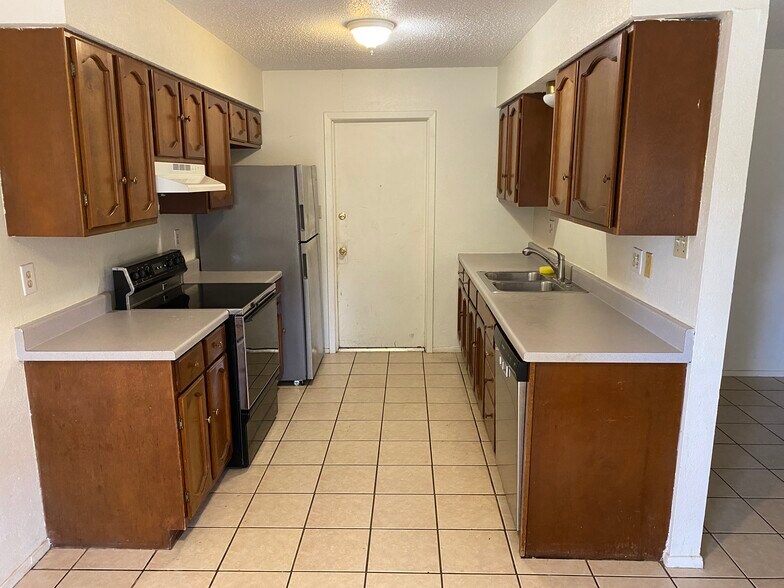 Kitchen - 2027 Castle Gate Cir