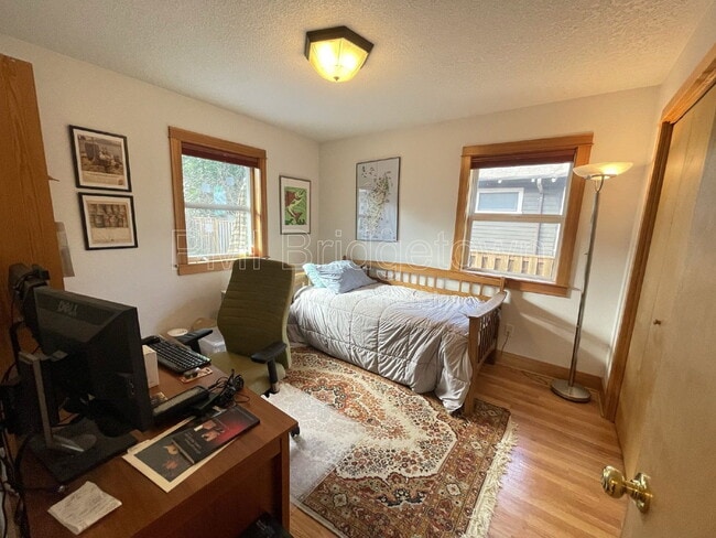 Building Photo - 4834 SE Kelly St