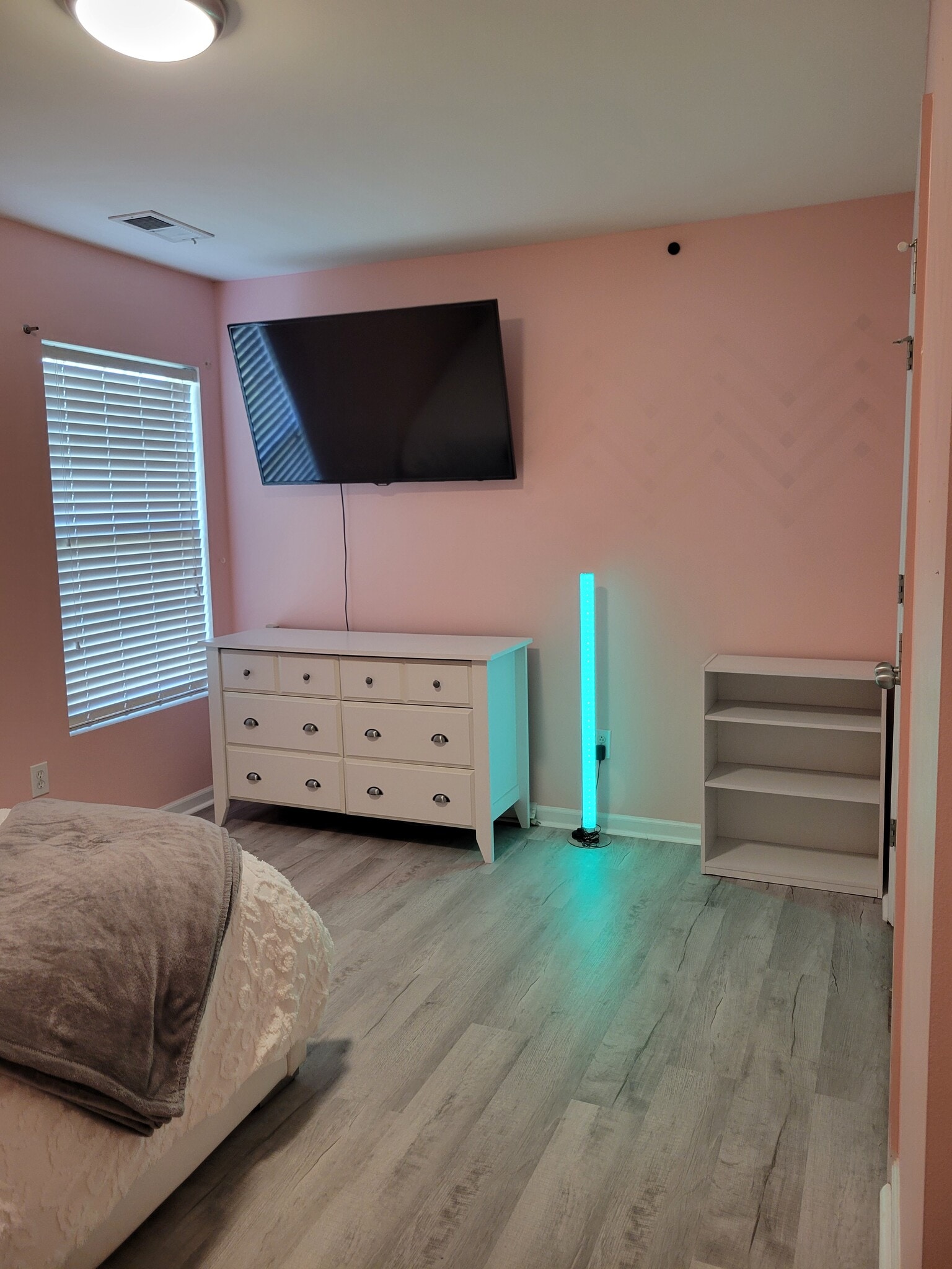 Third bedroom upstairs back - 204 Silk Oak Dr