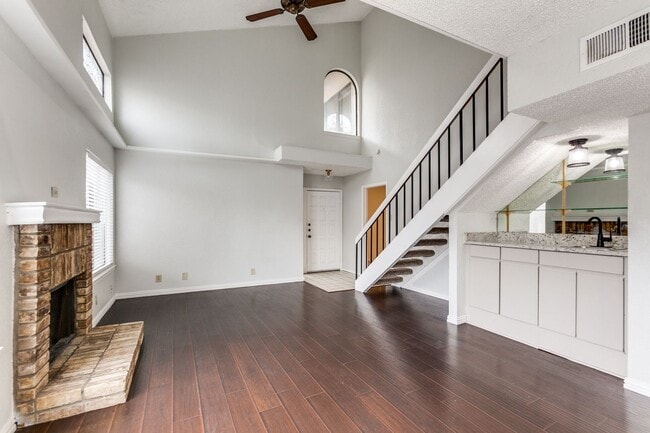 Building Photo - Spacious Backyard & Balcony • 2 Bedroom To...