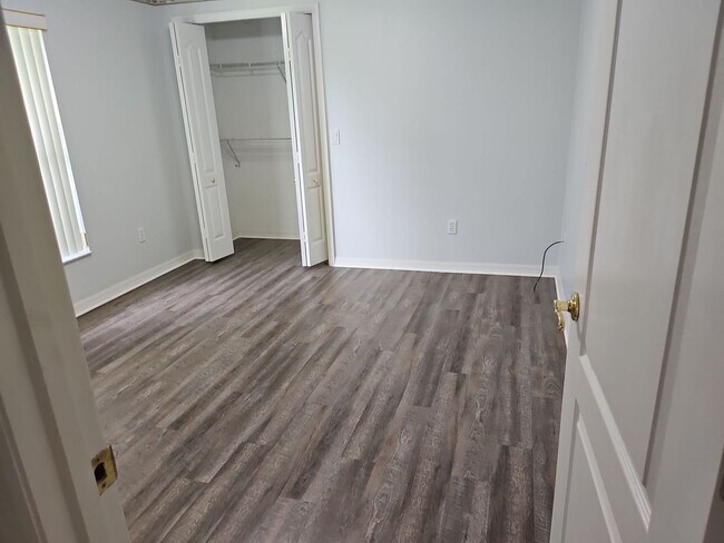 Building Photo - Beautiful 3-Bedroom, 2 bath Home with Screened Porch & Lawn CAre Included