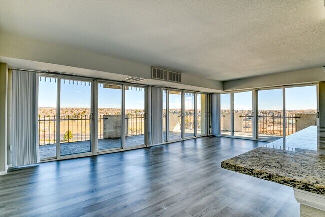 Building Photo - 2 Bed 2 Bath Condo in Historic Satellite Hotel