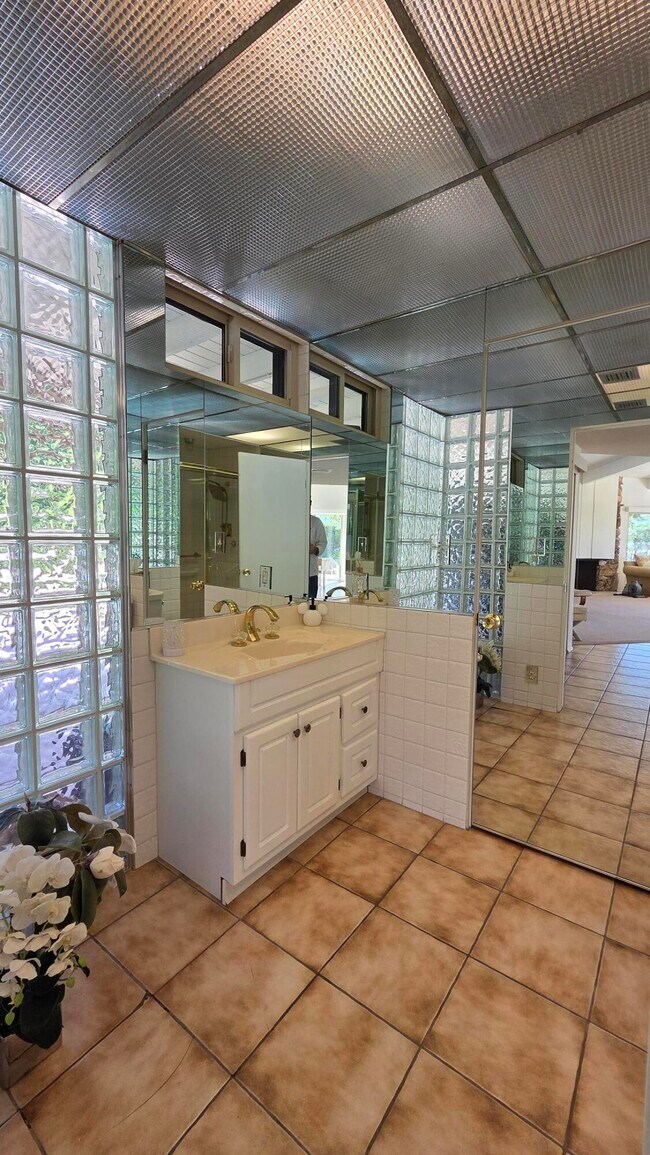 Building Photo - 1303 N Rose Ave