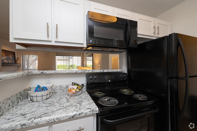 2BR, 2BA - 940SF - Kitchen - Haywood Pointe Apartments