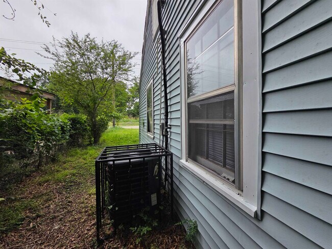 Building Photo - 4047 Chelsea Ave