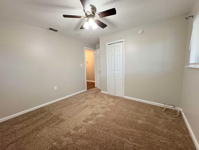 Building Photo - 2922 Oakwood Dr