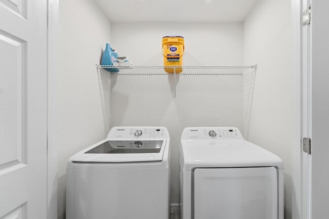 Building Photo - 3 Bedroom Resort Style Living in Gated Community