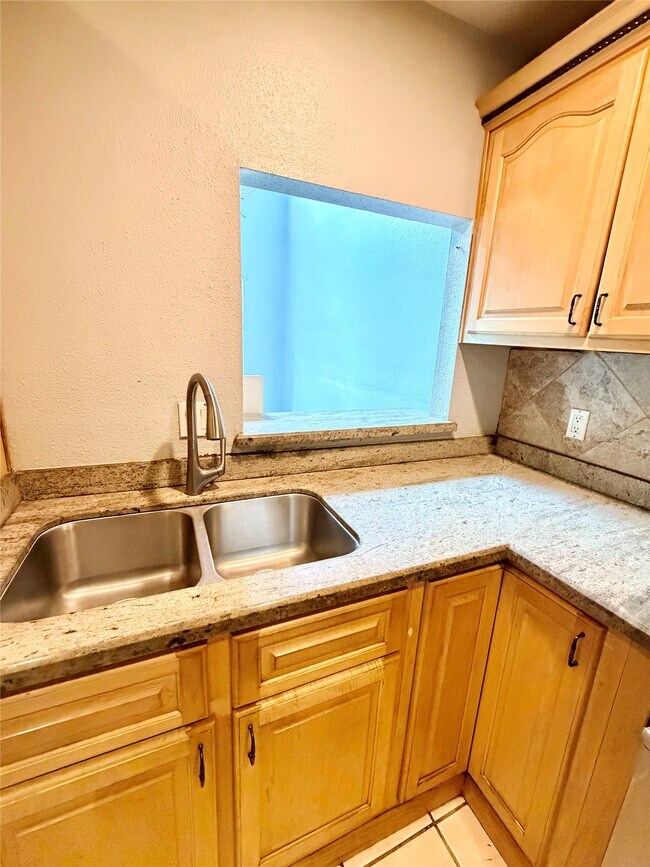 Building Photo - 7402 Alegria Dr