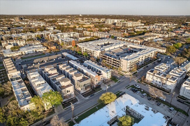 Building Photo - 4905 Camdale Ct