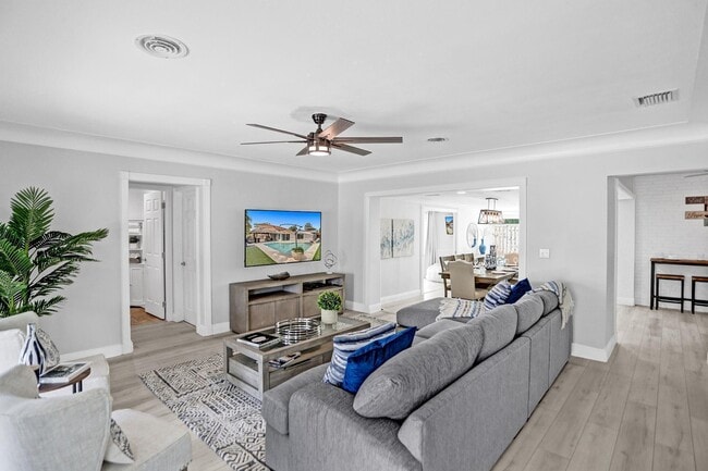 Building Photo - 470 SE 4th Ct