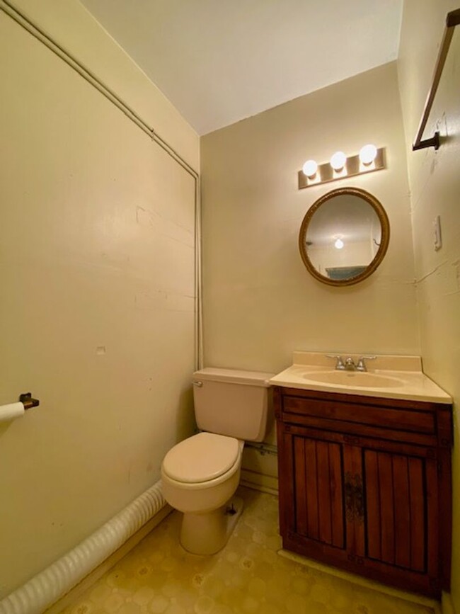 Building Photo - 3 Bedroom 1.5 Bath Home Available in Broad...