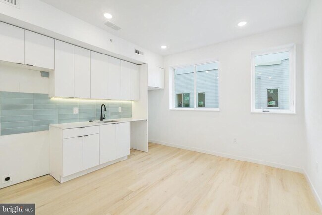 Building Photo - 2721 N Howard St