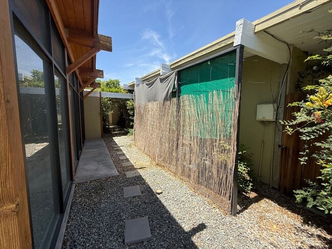 Building Photo - High Desert Retreat- 3 Bedrooms, 2 Bathroo...
