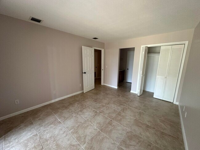 Building Photo - 744 SE Fallon Dr