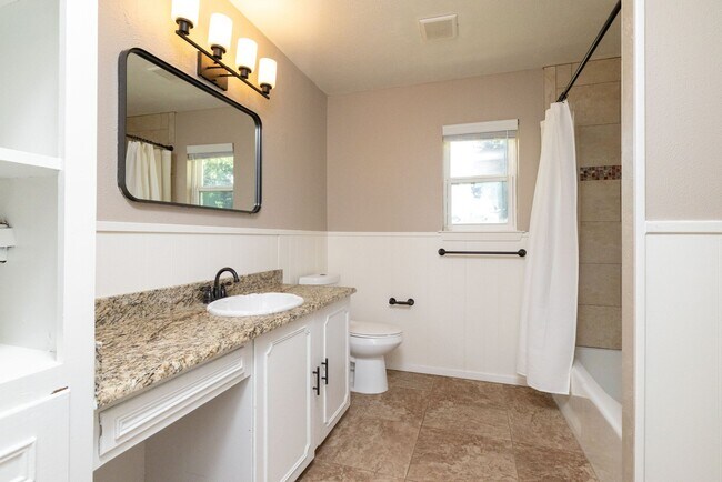 Building Photo - 2212 Ridge Ln