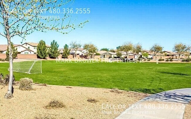 Building Photo - 1042 W Oleander Ave