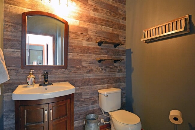 Building Photo - Spacious 5-Bed 4-Bath Home Available in Chaska - Great Location!