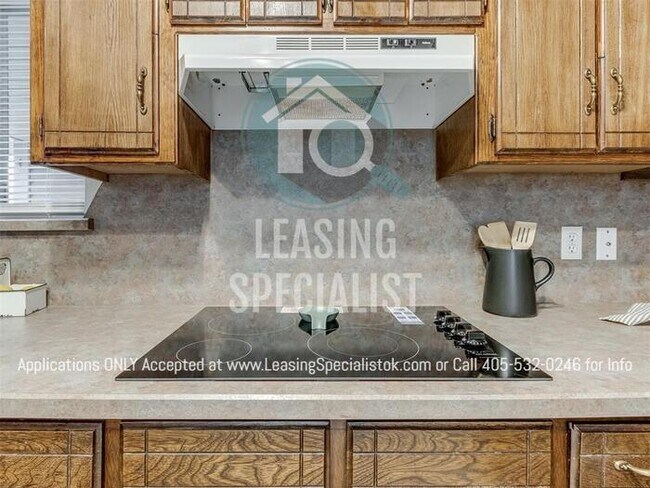 Building Photo - Stunning Yukon 3 Bed 2 Bath Home Available...