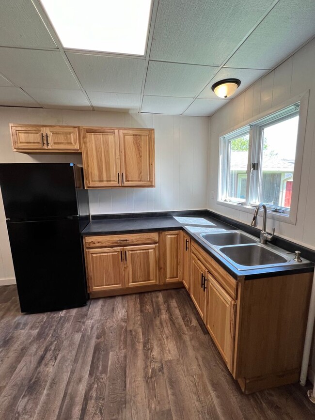 Building Photo - AVAILABLE JUNE - 4 Bed 2 Bath w/ Bonus Roo...