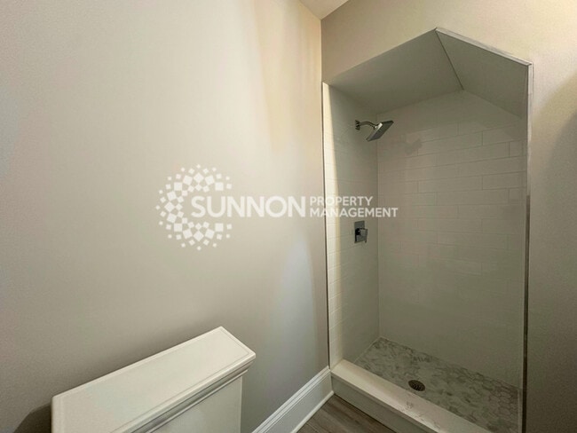 Building Photo - Modern 3-Story Townhome in the Heart of Plaza-Midwood - Walk to Everyt