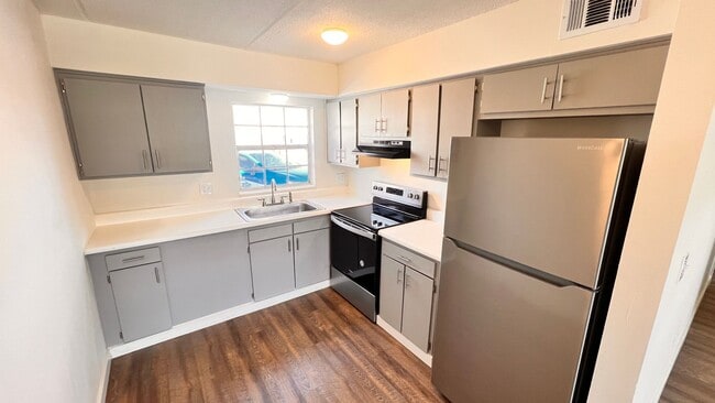 Building Photo - Fresh Paint, New Floors, 2/1 Available NOW