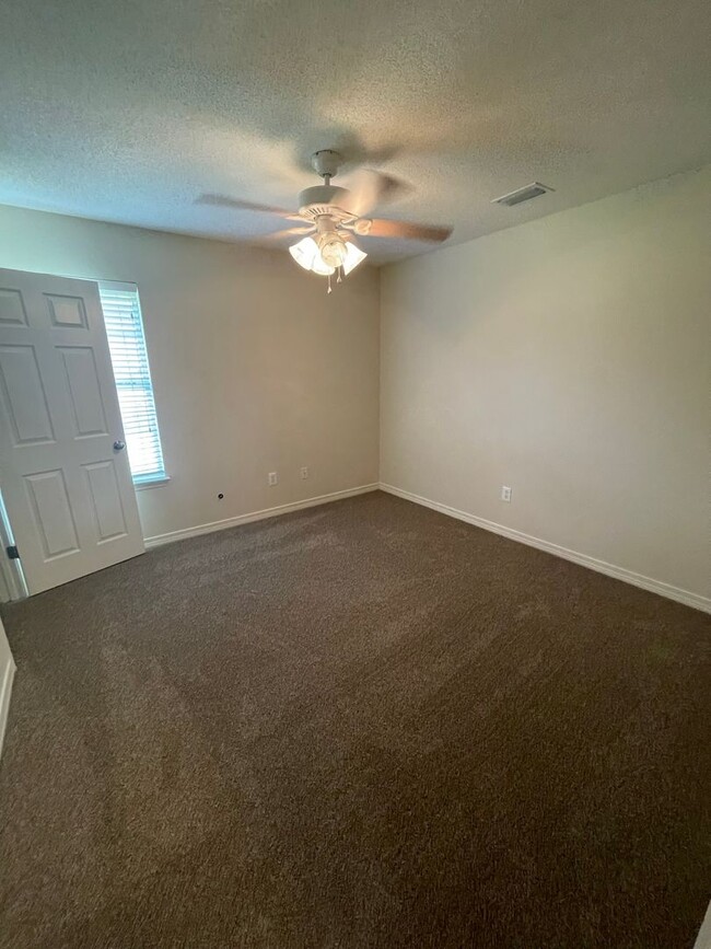 Building Photo - 4 BD/2 BTH   Located directly across from ...