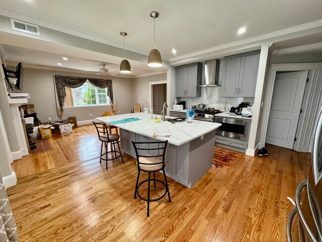 Building Photo - 62 Manet Rd