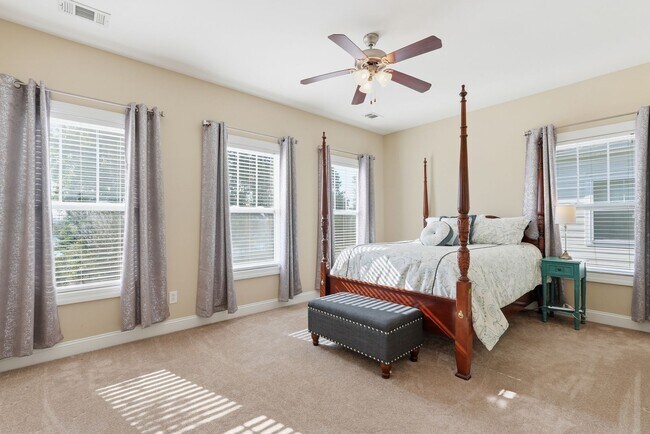 Building Photo - 313 Lakeview Dr