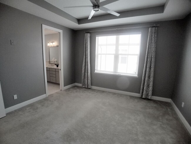 Building Photo - For Rent Stunning Luxury  4/3.5 Townhome i...