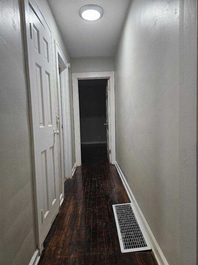 Building Photo - 1 bed 1 bath duplex