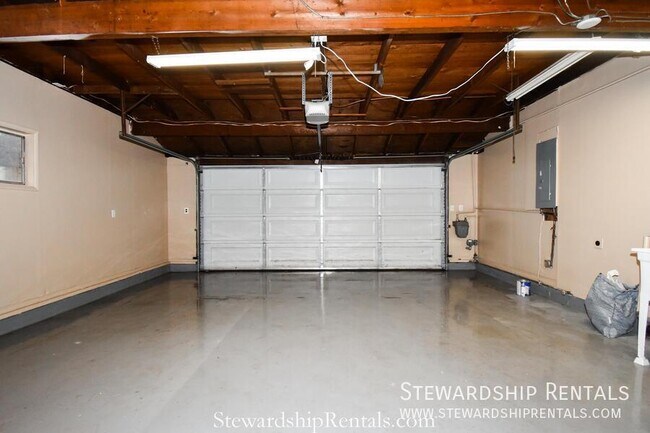 Building Photo - 11109 SE 52nd Ave